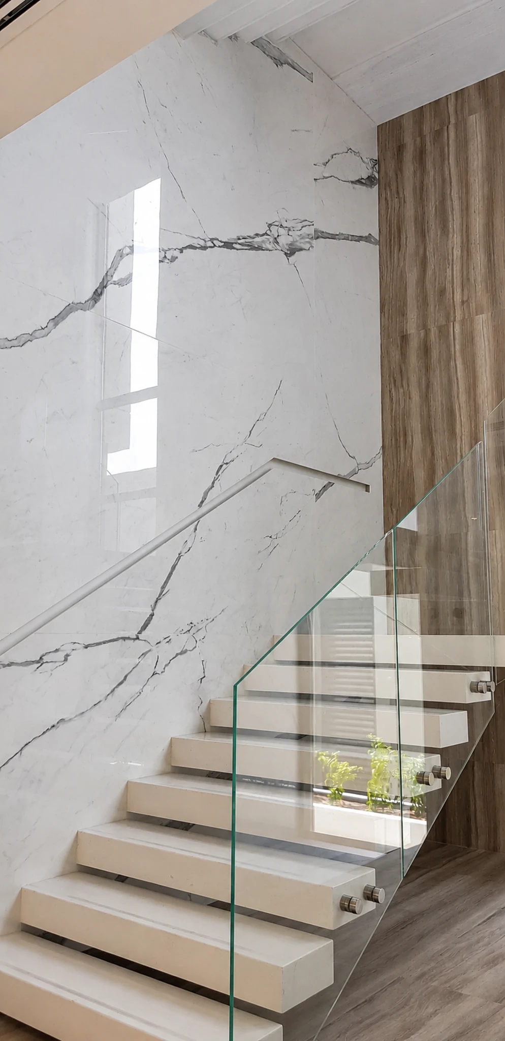 Staircase, Calacatta marble and glass balustrade — villa interior in Dubai by Soltis Interiors